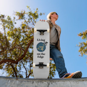 Viviendo en el tablero de skateboard del borde