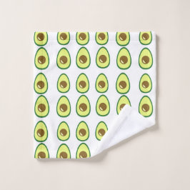 Vocado verde rebanado sobre blanco