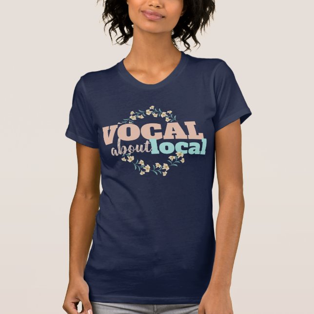 Vocal sobre la camiseta floral local (Anverso)