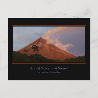 Volcán Arenal en la postal del atardecer