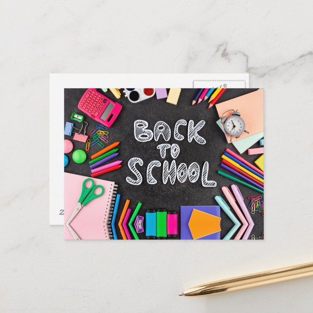 Volver a la postal escolar (A colorful arrangement of school supplies surrounding a chalkboard background.  
 )
