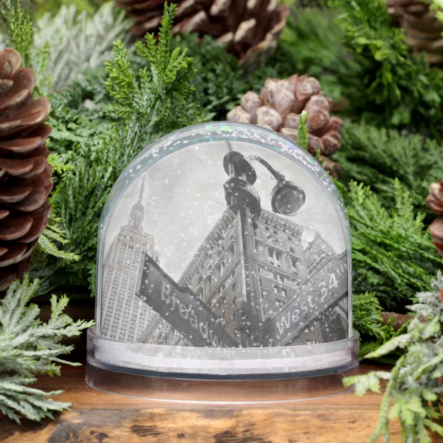 Watercolor Broadway & Wall Street Snow Globe – NYC (Invierno)