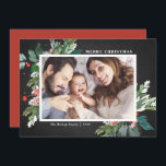 Watercolor Hollies Chalkboard Foto Botánica<br><div class="desc">Envíe a sus seres queridos saludos de vacaciones esta temporada con esta rústica tarjeta plana de fotos horizontal de vacaciones. Tiene acuarelas, falsos acentos de Relieve metalizado dorado, un patrón festivo a juego, un fondo de tipografía falso y una tipografía moderna. Los textos son totalmente editables. Personalice esta tarjeta fotográfica...</div>