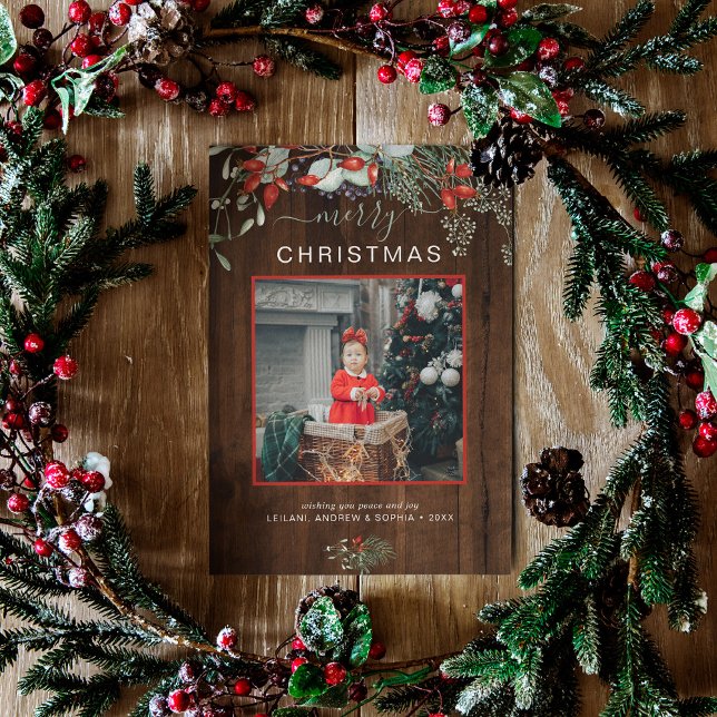 Watercolor Holly Merry Navidad Foto Madera oscura (You will love these beautiful Christmas cards! They feature botanical watercolor pine and berries.)
