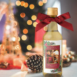 Watercolor Holly y Pine Merry Christmas Photo Mini<br><div class="desc">Estas divertidas botellas de vino son perfectas para dar botellas pequeñas de vino como favores de fiesta o regalos de Navidad. El diseño festivo presenta su foto en un marco de Relieve metalizado falso dorado rodeado de hojas de acuarela pintadas a mano, bayas, pinecones y ramas de pino. La leyenda...</div>