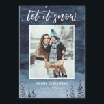 Watercolor Winter Let it Snow Photo Navidad Card<br><div class="desc">Esta tarjeta de imán de nieve es perfecta para enviar a tu familia y amigos. Cuenta con un paisaje acuático de invierno por la noche,  con nieve y pinos.</div>