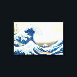 Wave Hokusai Famoso viaje japonés Fantástico arte<br><div class="desc">El arte fino pertenece a la mejor tela que Zazzle tiene para ofrecer. Si te gusta The Wave by Housai, ¡te encantará para siempre como un lienzo impreso! Bordeada de un azul oscuro, esta impresión seguramente impresionará. Agrega clase a tu casa u oficina o crea un regalo hermoso para esa...</div>