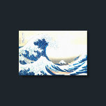 Wave Hokusai Famoso viaje japonés Fantástico arte<br><div class="desc">El arte fino pertenece a la mejor tela que Zazzle tiene para ofrecer. Si te gusta The Wave by Housai, ¡te encantará para siempre como un lienzo impreso! Bordeada de un azul oscuro, esta impresión seguramente impresionará. Agrega clase a tu casa u oficina o crea un regalo hermoso para esa...</div>