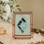 Waves acuáticas Tarjeta de mesa de boda elegante<br><div class="desc">Esta tarjeta de mesa boda presenta un pincel de color agua en tonos azul marino con acentos dorados que imitan las olas de la playa, lo que la convierte en una elección perfecta para una boda de verano o de playa. Es minimalista y elegante en diseño y elección de tipos...</div>