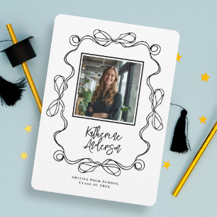 Wavy Border Bow Invitación Graduada de Foto Negra