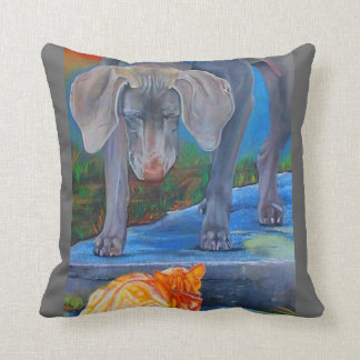 Weimaraner y almohada de MoJo del gato de Tabby