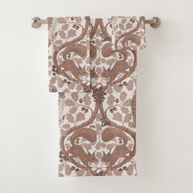 Whispers/Owls y Squirrels en roble/mo (In situ)