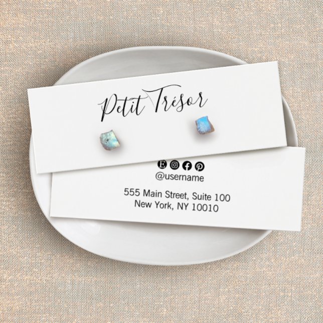 White Calligraphy Script  Stud Earring Display (Subido por el creador)