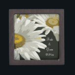 White Garden Daisies Boda caja de regalo<br><div class="desc">Personalizar del bonito White Garden Daisies Boda Gift Box con los nombres personales de la novia y el novio y fecha específica de la ceremonia matrimonial. Esta pequeña y elegante caja también es perfecta para que el portador de anillo lleve los anillos de boda por el pasillo en la ceremonia...</div>