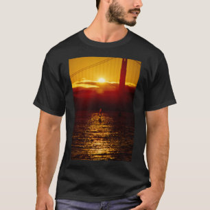 WindSurfer simulado por la camiseta de la puesta d