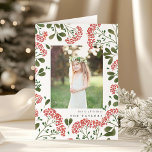 Winter Bouquet | Tarjeta de vacaciones plegada<br><div class="desc">Elegante tarjeta de foto de vacaciones plegada presenta una foto favorita rodeada por un borde de frondosos follajes botánicos verdes y pequeñas flores de color rojo acuático sobre un fondo blanco y fresco. El saludo de vacaciones de su personalizado y el nombre o nombres de su familia aparecen debajo de...</div>