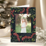 Winter Bouquet | Tarjeta de vacaciones plegada<br><div class="desc">Elegante tarjeta de foto plegada de vacaciones cuenta con una foto favorita rodeada por un borde de frondosos follaje botánico verde y pequeñas flores de color rojo acuático en un rico fondo marino. El saludo de vacaciones de su personalizado y el nombre o nombres de su familia aparecen debajo de...</div>