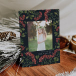 Winter Bouquet | Tarjeta fotográfica de vacaciones<br><div class="desc">Elegante tarjeta fotográfica navideña incluye una foto favorita rodeada por un borde de vegetación botánica exuberante y pequeñas flores de color rojo sobre un rico fondo marino. El saludo de vacaciones de su personalizado y el nombre o nombres de su familia aparecen debajo de su foto con letras blancas de...</div>