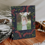 Winter Bouquet | Tarjeta fotográfica de vacaciones<br><div class="desc">Elegante tarjeta fotográfica navideña incluye una foto favorita rodeada por un borde de vegetación botánica exuberante y pequeñas flores de color rojo sobre un rico fondo azul marino. El saludo de vacaciones de su personalizado y el nombre o nombres de su familia aparecen debajo de su foto con letras blancas...</div>