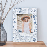 Winter Bouquet | Tarjeta fotográfica Hanukkah<br><div class="desc">La elegante tarjeta de fotos Hanukkah presenta una foto favorita vertical o orientada a retratos rodeada por un borde de delicado follaje botánico azul y pequeñas flores acuáticas. El saludo de vacaciones de su personalizado y el nombre o nombres de su familia aparecen debajo de su foto con letras grises...</div>