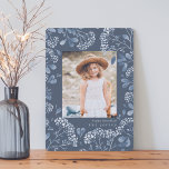 Winter Bouquet | Tarjeta fotográfica Hanukkah<br><div class="desc">La elegante tarjeta de fotos Hanukkah presenta una foto favorita vertical o orientada a retratos rodeada por un borde de delicado follaje botánico azul y pequeñas flores acuáticas sobre un fondo azul pizarra. El saludo de vacaciones de su personalizado y el nombre o nombres de su familia aparecen debajo de...</div>