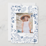 Winter Bouquet | Tarjeta fotográfica Hanukkah<br><div class="desc">La elegante tarjeta de fotos Hanukkah presenta una foto favorita vertical o orientada a retratos rodeada por un borde de delicado follaje botánico azul y pequeñas flores acuáticas. El saludo de vacaciones de su personalizado y el nombre o nombres de su familia aparecen debajo de su foto con letras grises...</div>