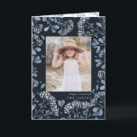 Winter Bouquet | Tarjeta fotográfica plegada de Ha<br><div class="desc">La elegante tarjeta de fotos plegada de Hanukkah presenta una foto favorita rodeada por un borde de delicada vegetación botánica azul y pequeñas flores acuarelas en un rico fondo marino. El saludo de vacaciones de su personalizado y el nombre o nombres de su familia aparecen debajo de su foto con...</div>