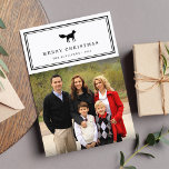 Winter Fox | Tarjeta fotográfica de vacaciones<br><div class="desc">Envíe sus deseos de vacaciones en un estilo atemporal y clásico con nuestras tarjetas de fotos de Winter Fox. El elegante y sencillo diseño blanco y negro incluye un pequeño ilustracion de silueta de zorro negro con tu saludo, nombres y año con letras negras. Mostrado con "Feliz Navidad". Las tarjetas...</div>