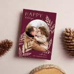 Winter Laurel | Tarjeta fotográfica de vacaciones<br><div class="desc">Moda y elegante diseño de tarjetas de vacaciones con una sola foto vertical o retrato en un diseño único de arcos, adornado con un follaje botánico muy detallado. "Felices Fiestas" aparece en la parte superior izquierda, con el nombre de su familia en la parte inferior derecha. Una elección refinada inspirada...</div>