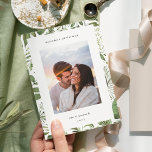 Winter Meadow | Tarjeta de vacaciones fotográficas<br><div class="desc">Comparte saludos de vacaciones con estas tarjetas de Navidades de fotos que incluyen tu juego de fotos favorito en un fondo blanco moderno y mínimo con un borde botánico verde. Un área de mensajes editable le permite personalizar su saludo de vacaciones con letras modernas. Agregue el nombre de su familia...</div>