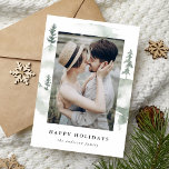 Winter Pine | Tarjeta fotográfica de vacaciones<br><div class="desc">Nuestras elegantes tarjetas de vacaciones muestran su foto favorita rodeada de hermosos pinos acuarelas. Personalice el diseño agregando un saludo personalizado y su nombre. En la parte posterior de la tarjeta de fotografía de vacaciones se muestra un patrón de hojas de acuarela verde y follaje mudos.</div>