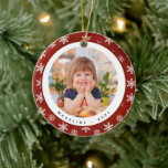 Winter Snowflakes Photo Name Ornamento de Navidad<br><div class="desc">Winter Snowflakes Photo Name Christmas Ornament (Ornamento navideño de copas de nieve) presenta su foto favorita rodeada de copos de nieve. El ornamento se personaliza con nombre y año. Nuestra plantilla de ornamentos hace que sea muy sencillo personalizar tu ornamento. Si desea personalizarlo más, utilice el enlace "personalizar más". El...</div>