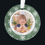 Winter Snowflakes Photo Name Ornamento de Navidad<br><div class="desc">Winter Snowflakes Photo Name Christmas Ornament (Ornamento navideño de copas de nieve) presenta su foto favorita rodeada de copos de nieve. El ornamento se personaliza con nombre y año. Nuestra plantilla de ornamentos hace que sea muy sencillo personalizar tu ornamento. Si desea personalizarlo más, utilice el enlace "personalizar más". El...</div>