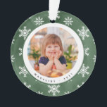Winter Snowflakes Photo Name Ornamento de Navidad<br><div class="desc">Winter Snowflakes Photo Name Christmas Ornament (Ornamento navideño de copas de nieve) presenta su foto favorita rodeada de copos de nieve. El ornamento se personaliza con nombre y año. Nuestra plantilla de ornamentos hace que sea muy sencillo personalizar tu ornamento. Si desea personalizarlo más, utilice el enlace "personalizar más". El...</div>