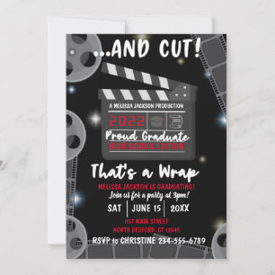 Y Cortar eso es una invitación negra de graduación