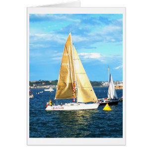 Yate con tarjeta de vela dorada