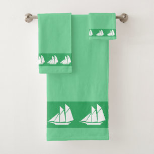 Yate de vela sobre verde