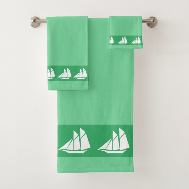 Yate de vela sobre verde (In situ)