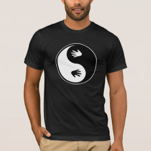 Yin Yang con la camiseta de las manos