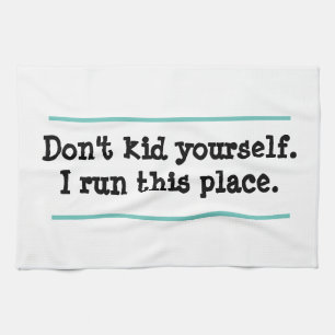 Yo dirijo este lugar toalla de cocina blanca