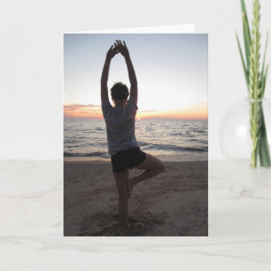 Yoga en la tarjeta de felicitación de la playa