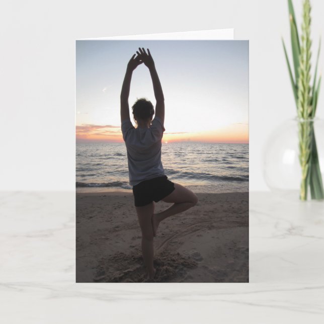 Yoga en la tarjeta de felicitación de la playa (Anverso)