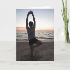 Yoga en la tarjeta de felicitación de la playa