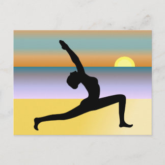 Yoga En La Tarjeta De Post De Playa