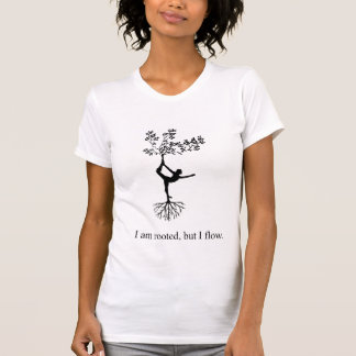 Yoga estoy enraizada pero fluyo camiseta