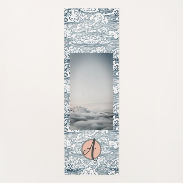 YOGA MAT A MONOGRAMA Y PATRÓN DE NUBE (Anverso)