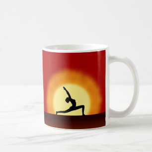 Yoga posando silueta Té de amanecer o tazas de caf