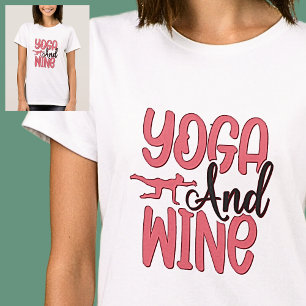 Yoga y vino rosado en camiseta blanca