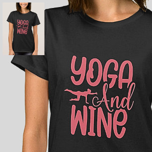 Yoga y vino rosado en camiseta negra