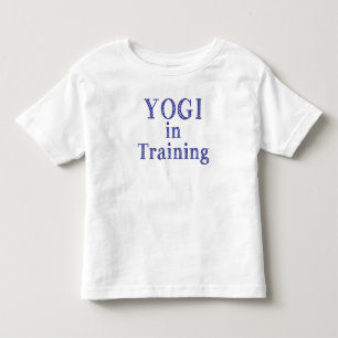 Yogui en camiseta del niño del entrenamiento